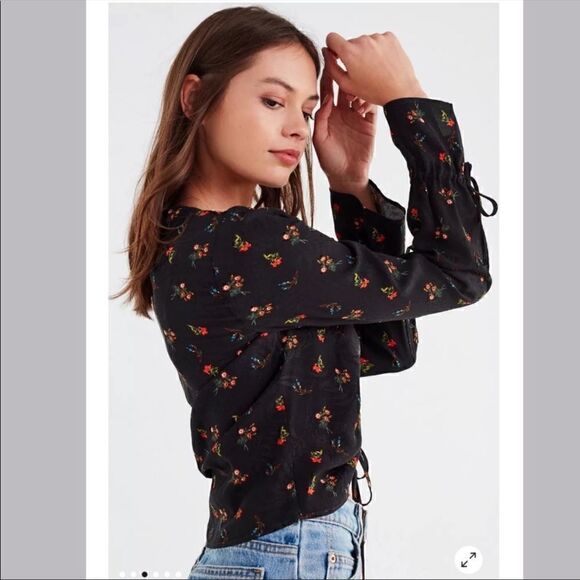 Urban Outfitters Deep V Cinched Floral Top - Picture 3 of 13